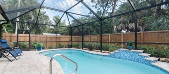 Heated pool home just 19 minutes walk to Vanderbilt Beach