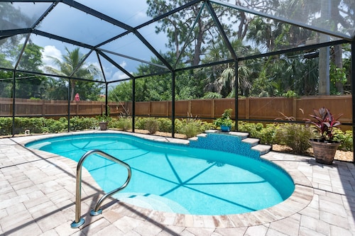 Heated pool home just 19 minutes walk to Vanderbilt Beach