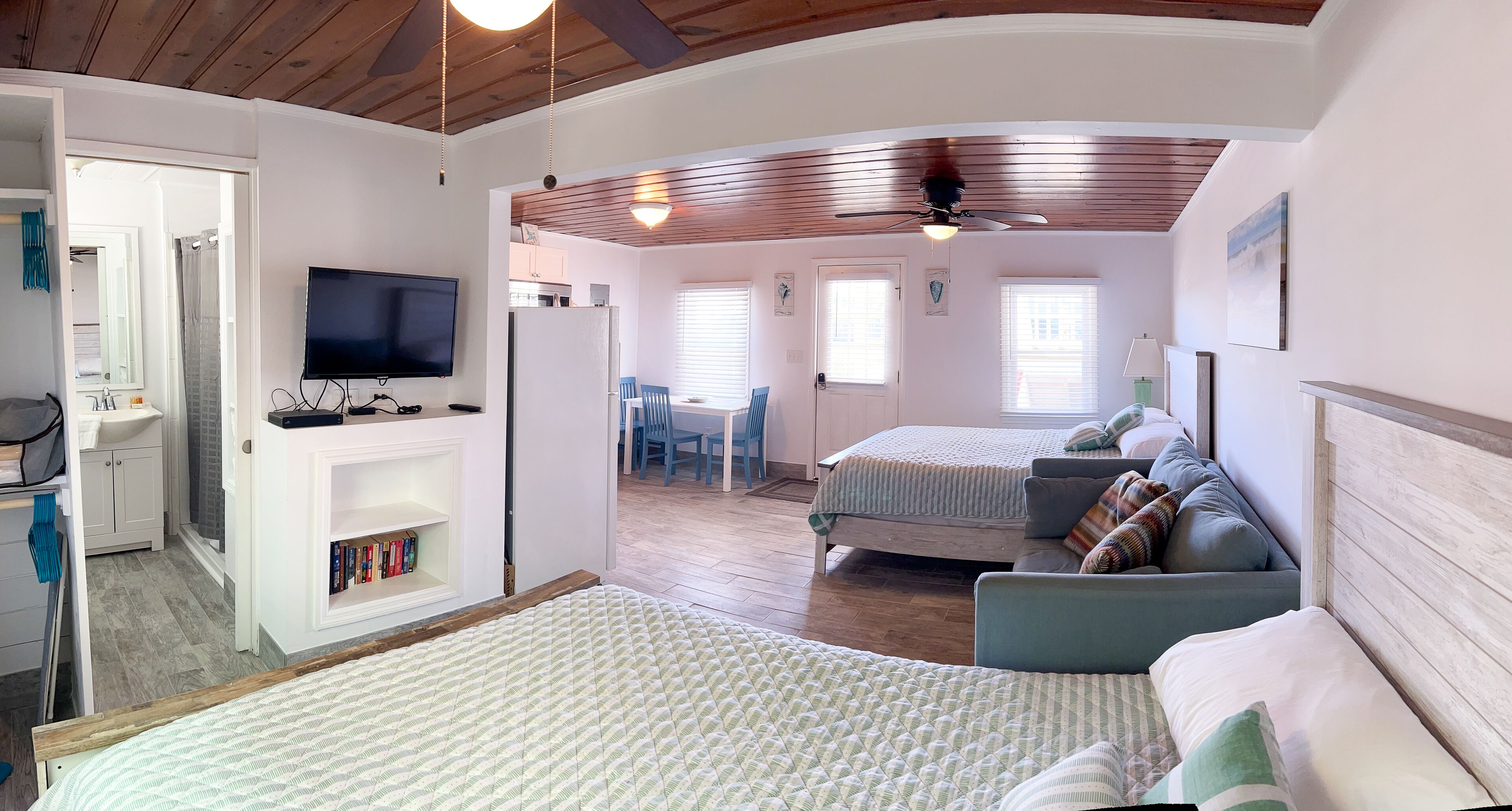 UNIT #3 Crystal Shores Cozy Ocean Front Cottage