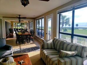 Smart-TV, bordtennis, bøker og kontorer