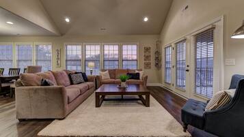 TV connectée, cheminée, lecteur de DVD, table de tennis de table