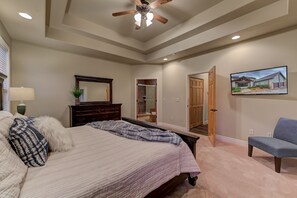 4 bedrooms, desk, travel crib, free WiFi - HUGE 4BR+Bunk Room - Game Room/Pool Table  - Golf views - Close to SDC! (Reeds Spring)