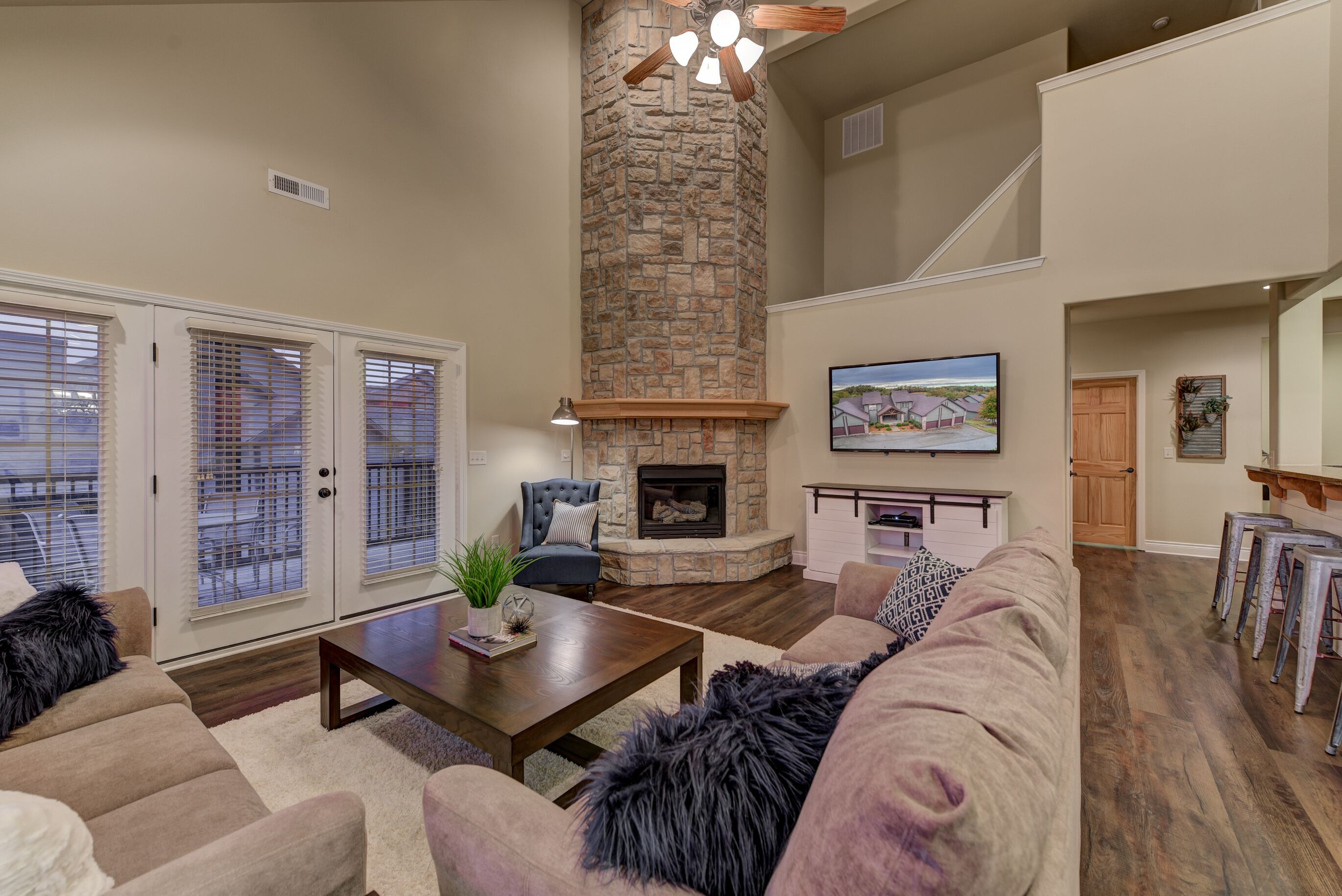 TV connectée, cheminée, lecteur de DVD, table de tennis de table