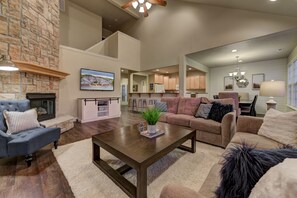 Smart TV, fireplace, DVD player, table tennis - HUGE 4BR+Bunk Room - Game Room/Pool Table  - Golf views - Close to SDC! (Reeds Spring)