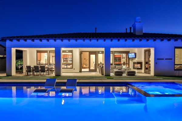 Alberca al aire libre y alberca climatizada