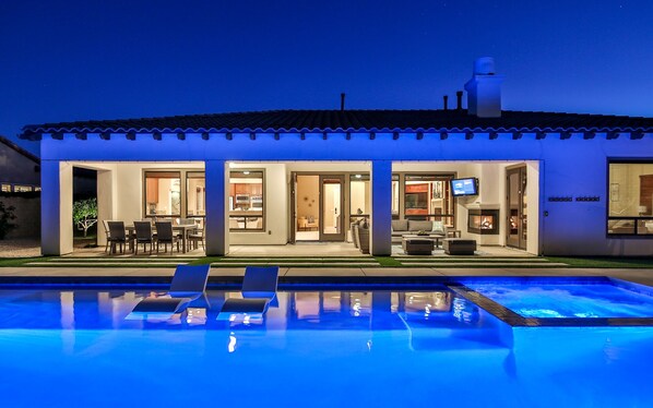 Outdoor pool, a heated pool - Cozy Desert Winter - Warm Getaway under the stars (Indio)