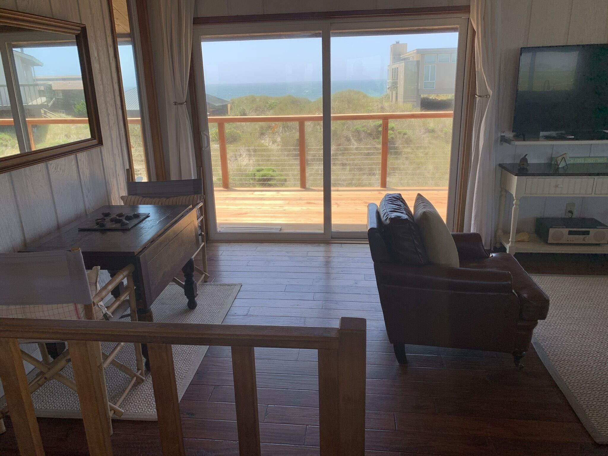 TV connectée, cheminée, lecteur de DVD, chaîne hi-fi