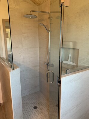 Ensemble douche/baignoire, sèche-cheveux, serviettes fournies, savon