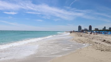 Plage, chaises longues, serviettes de plage