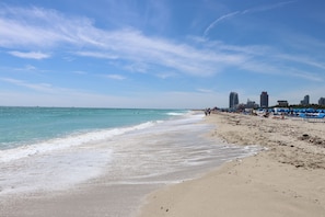 Na praia, espreguiçadeiras, toalhas de praia