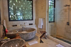 Bathtub, hair dryer, towels, soap - Ultra Luxury Villa with Gorgeous Views & Private Pool, Theater and Game-room (Manuel Antonio)