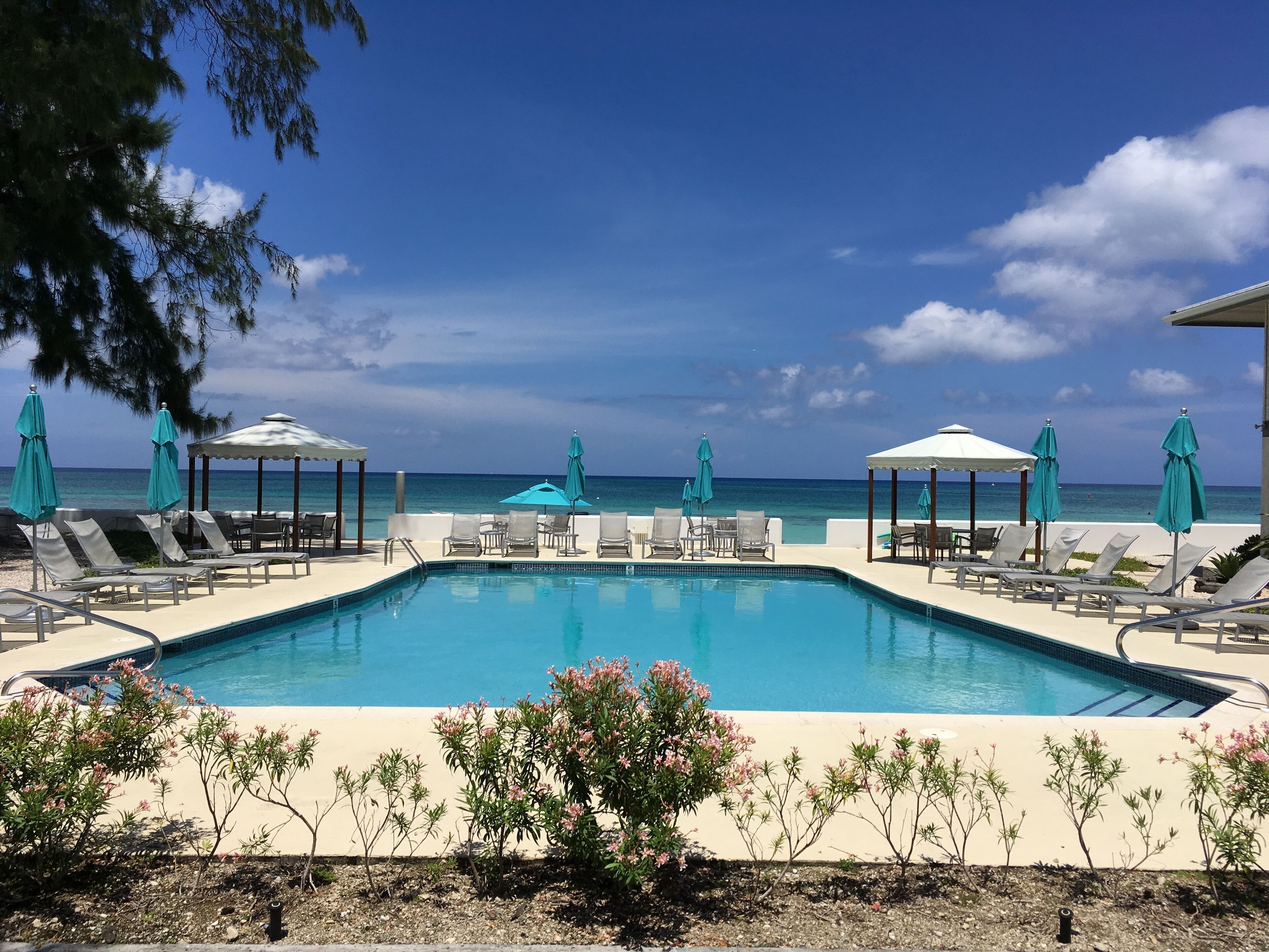 Alberca al aire libre y alberca climatizada