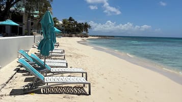 在海滩、沙滩椅、沙滩毛巾