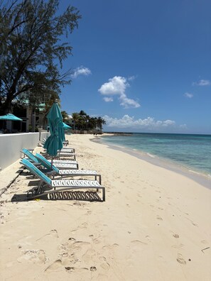 Sulla spiaggia, lettini da mare, teli da spiaggia