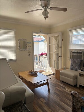 Televisie, een dvd-speler, boeken en een muziekbibliotheek