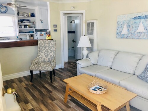 Cozy Beach Apartment in Trendy Belmont Shore! Sanitized and Clean!