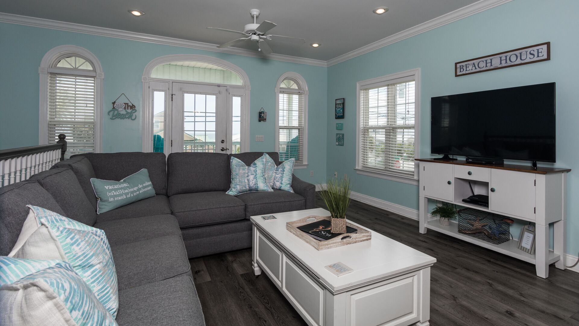 50 Steps to the beach! Cottage next door to Pier Park. Pet friendly. Ocean View.