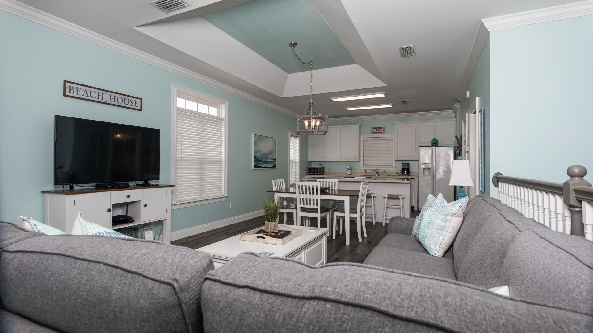 50 Steps to the beach! Cottage next door to Pier Park. Pet friendly. Ocean View.