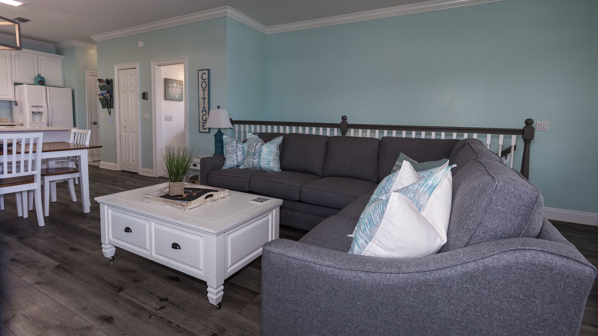 50 Steps to the beach! Cottage next door to Pier Park. Pet friendly. Ocean View.