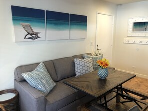 Fernseher, Videospiele, DVD-Player, Bücher