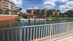 Un hotel con parque acuático, que incluye barcas con forma de cisne y un edificio de techo rojo.
