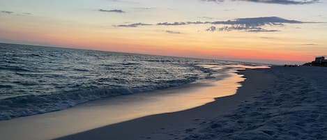 Una spiaggia nelle vicinanze, lettini da mare