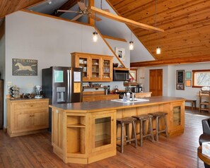 Fridge, microwave, oven, stovetop - Yellowstone River House: Private Fishing Access with Guest House Included (Pray)