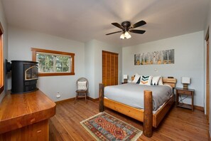 4 slaapkamers, een bureau, een strijkplank/strijkijzer, reisbedje