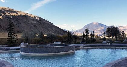 Yellowstone River House: main house with guest house