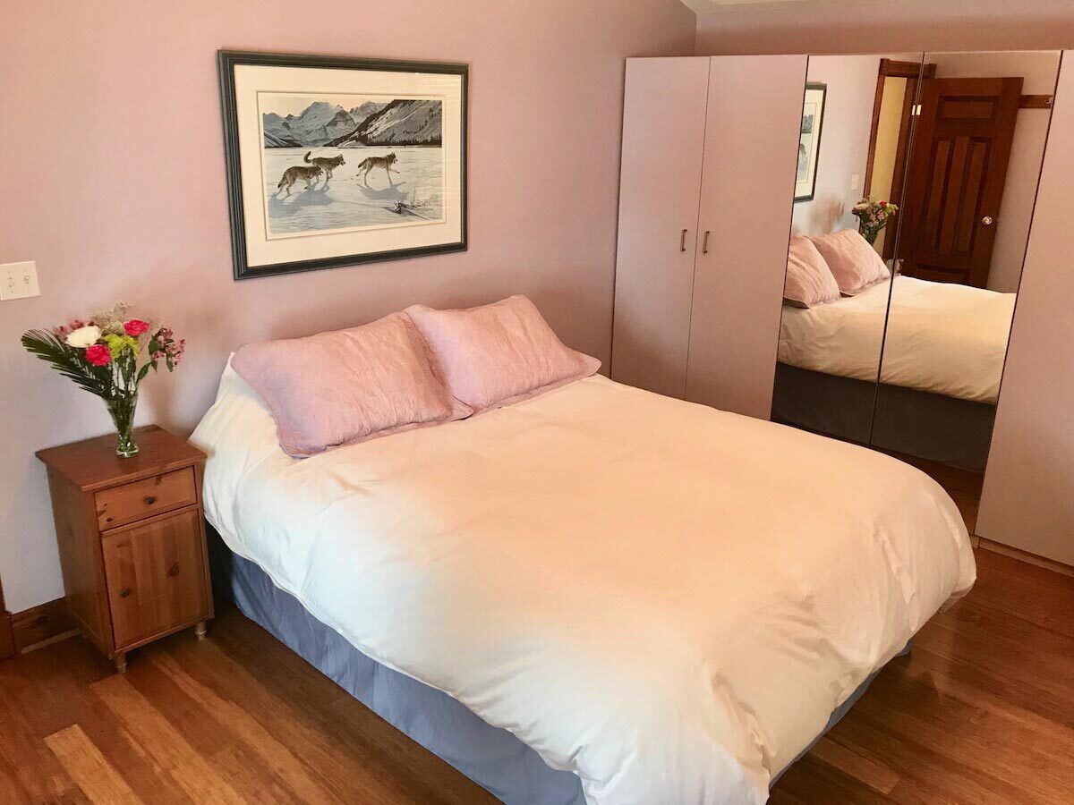 Exquisite Accommodations Farmhouse with over 100 acres