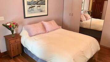 6 bedrooms, iron/ironing board, free WiFi, bed sheets