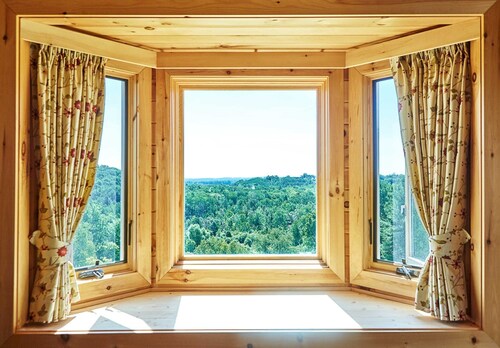 Exquisite Accommodations Farmhouse with over 100 acres