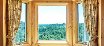 Exquisite Accommodations Farmhouse with over 100 acres