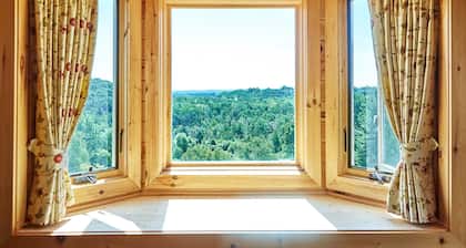 Exquisite Accommodations Farmhouse with over 100 acres