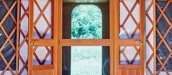 Exquisite Accommodations Farmhouse with over 100 acres
