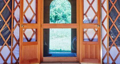 Exquisite Accommodations Farmhouse with over 100 acres
