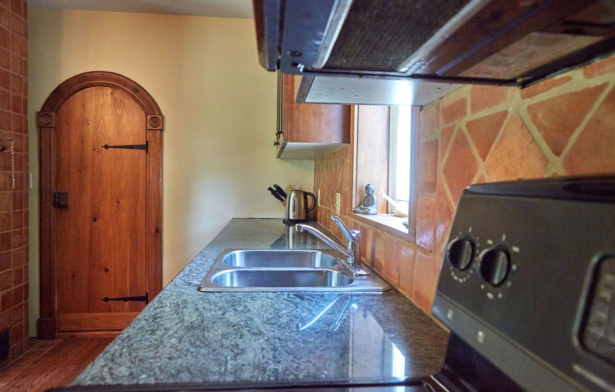 Exquisite Accommodations Farmhouse with over 100 acres