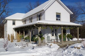 Exterior - Exquisite Accommodations Farmhouse with over 100 acres (Castleton)