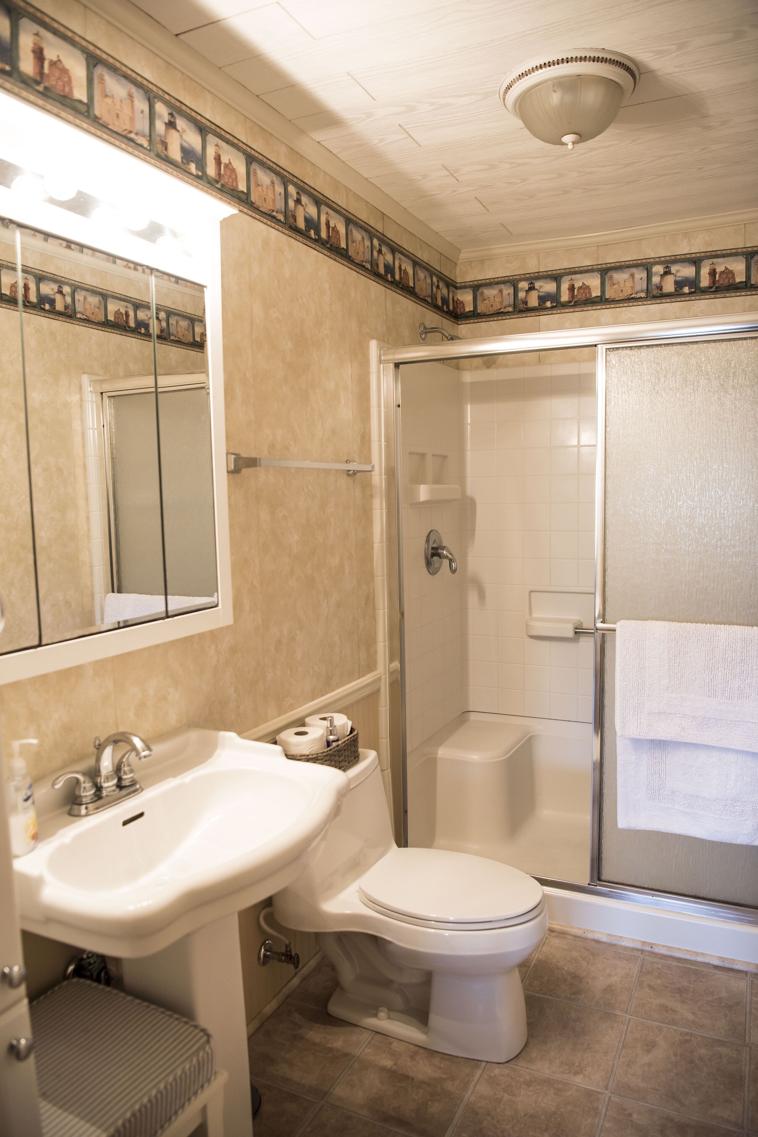 4BR/2BA And 2 Living Areas. Large Deck. Double Dock Sleeps 10