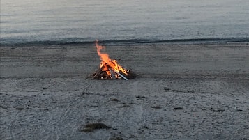 在海滩、沙滩椅、沙滩毛巾