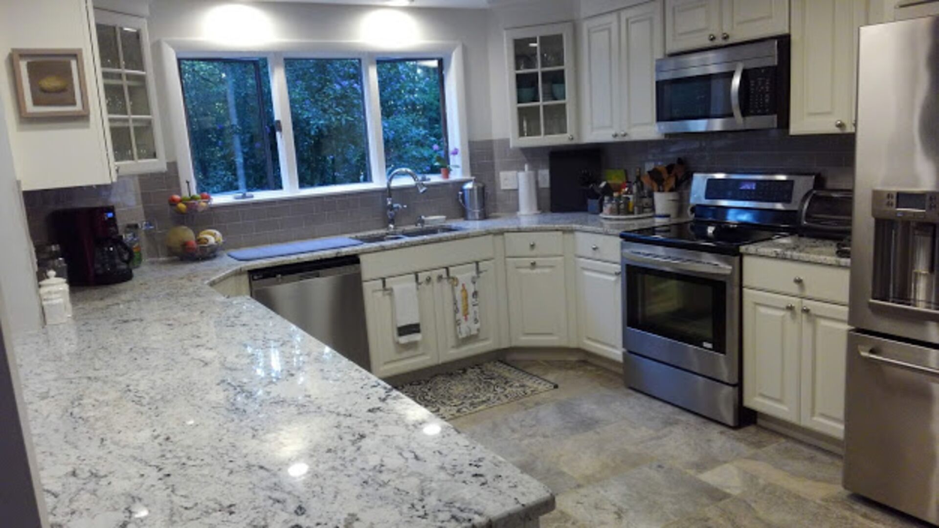 Spacious family home with open floor plan, fireplace, and close to a ski area!