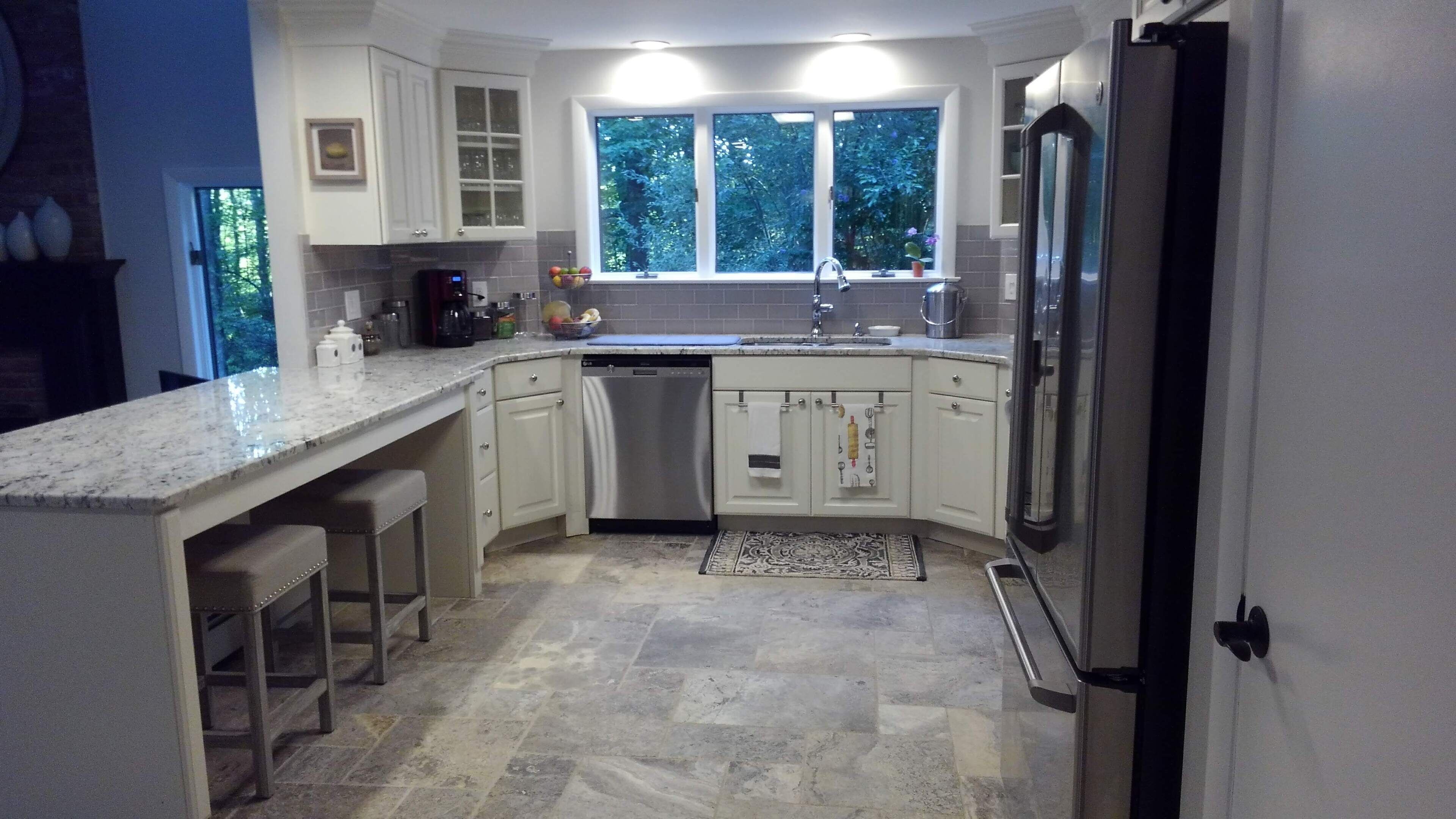 Spacious family home with open floor plan, fireplace, and close to a ski area!