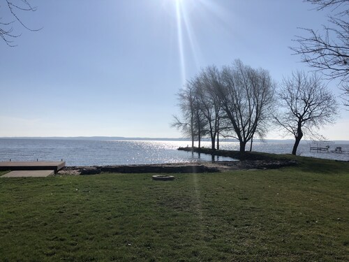 Lake Winnebago Waterfront Cottage W/Hot Tub
[2 King; 1 Queen]