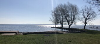 Lake Winnebago Waterfront Cottage W/Hot Tub
[2 King; 1 Queen]