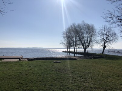 Lake Winnebago Waterfront Cottage W/Hot Tub
[2 King; 1 Queen]