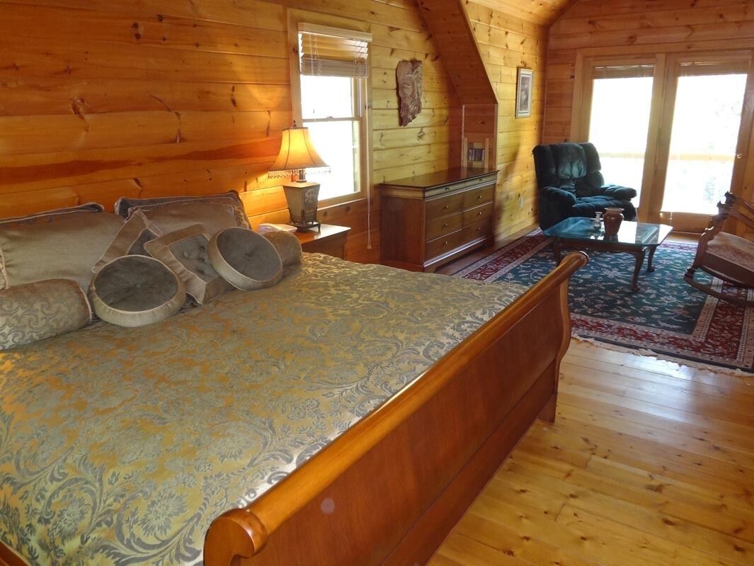 Cartecay Hideaway...Relax in comfort on the River! Clean, Away From Crowds