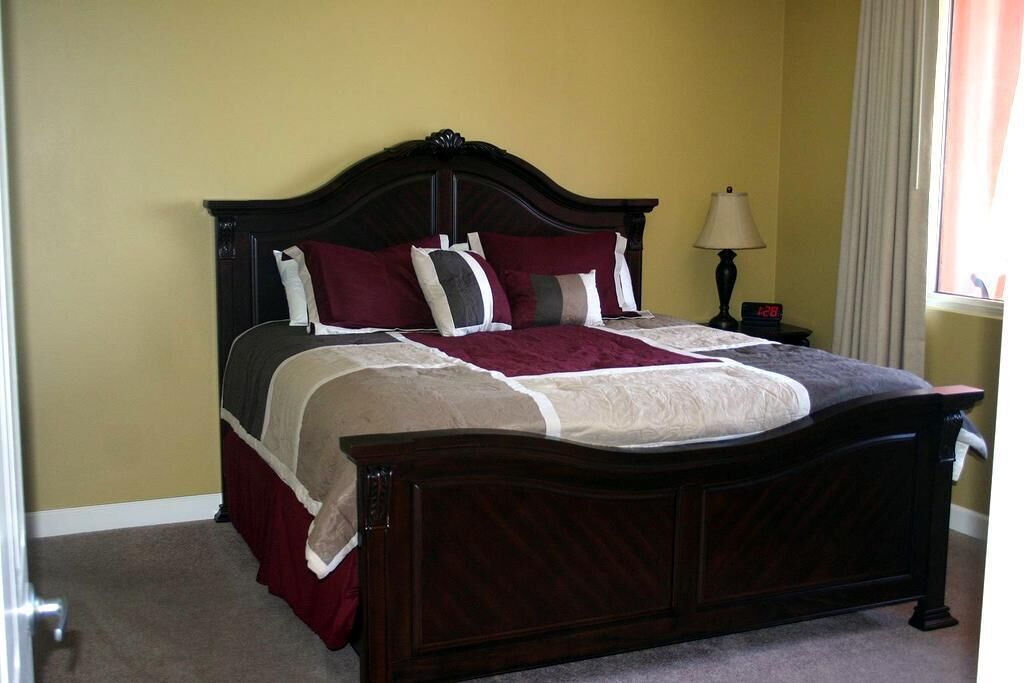 Beautiful, Clean Condo, Reserved Parking & *NO CLUB FEES* *FREE RENTAL CHAIRS*