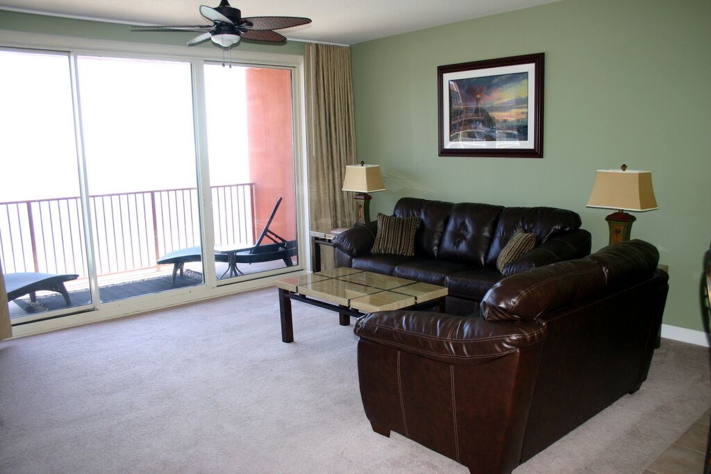 Beautiful, Clean Condo, Reserved Parking & *NO CLUB FEES* *FREE RENTAL CHAIRS*
