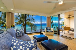 Smart TV, DVD player, books - Steps from the Sand ! Stunning Curated Interior Mahana at Kaanapali.  Fully AC! (Lahaina)