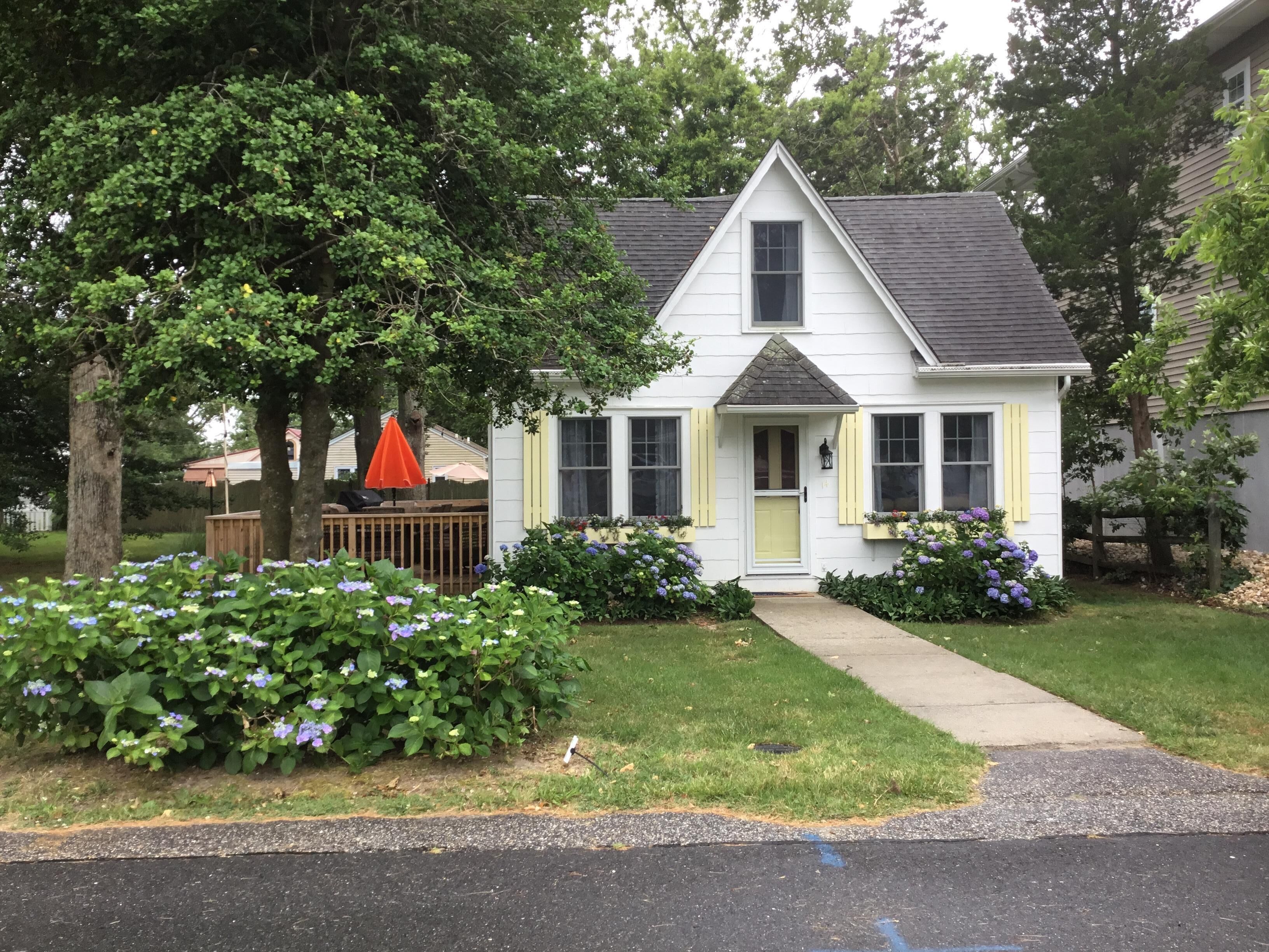 *** Newly Renovated *** "The Holiday House" Just steps from the Bay! 